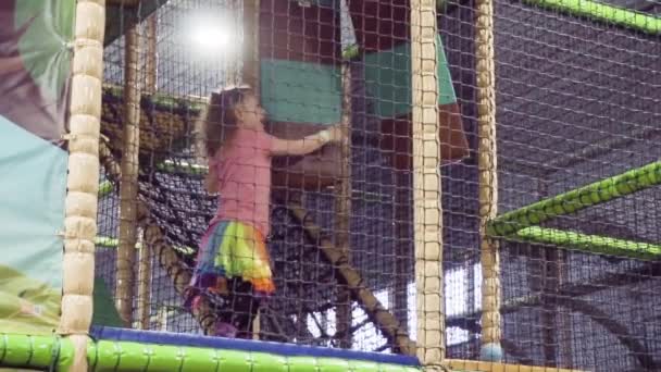 Kleines Mädchen Spielt Auf Großem Indoor Spielplatz Für Kinder — Stockvideo