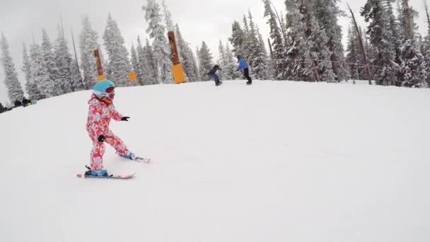 Denver Colorado Eua Dezembro 2018 Menina Aprendendo Esquiar Montanhas Alpinas — Vídeo de Stock