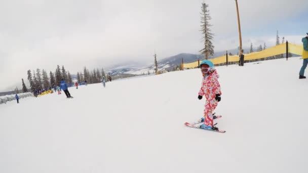 Denver Colorado Eua Dezembro 2018 Menina Aprendendo Esquiar Montanhas Alpinas — Vídeo de Stock