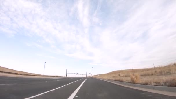 2018 デンバー コロラド州 アメリカ合衆国 農村地域における舗装道路を走行 — ストック動画