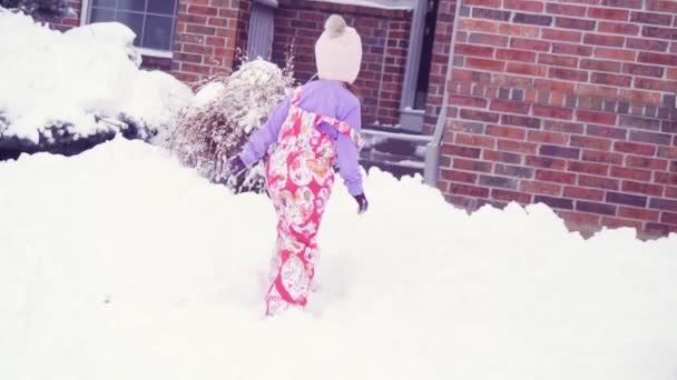 Медленное Движение Маленькая Девочка Розовой Шляпе Играет Снегу — стоковое видео