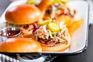 BBQ domuz sandviçi çekti.