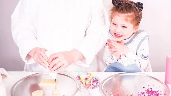 Bakning Sugar Cookies — Stockfoto