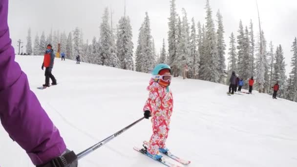 デンバー コロラド州 アメリカ 2018年12月1日 母は彼女の小さな娘にスキーの方法を教えて — ストック動画
