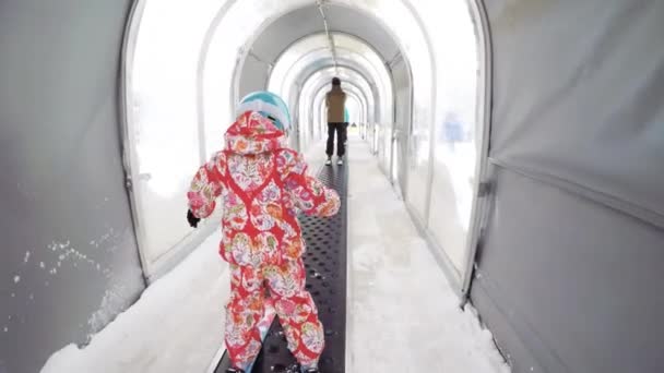 デンバー コロラド州 アメリカ12月1 2018 スキーの丘を学ぶ上で魔法のカーペットに乗る女の子 — ストック動画