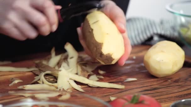 Schritt Für Schritt Große Goldkartoffeln Schälen Und Schneiden Für Rübensuppe — Stockvideo