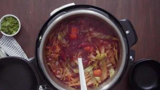 时间流逝 一步一步 平躺着 烹饪甜菜汤 多汁中的有机蔬菜 — 图库视频影像