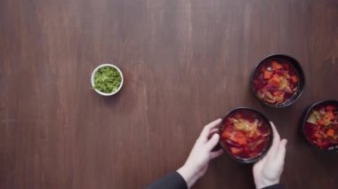 Adım adım. Düz yatıyordu. Ekşi krema ve maydanoz siyah kase taze pancar çorbası.