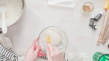 Paskalya kurabiyesi yapmak