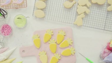 Adım adım. Düz yatıyordu. Paskalya şekerli kurabiyeleri kraliyet kremalı süsleme.