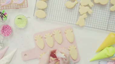 Adım adım. Düz yatıyordu. Paskalya şekerli kurabiyeleri kraliyet kremalı süsleme.