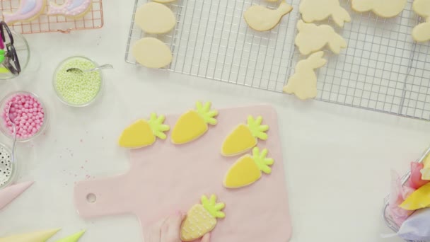 Paso Paso Acostado Decorar Galletas Azúcar Pascua Con Glaseado Real — Vídeo de stock