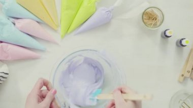 Zaman aşımı. Adım adım. Düz yatıyordu. Paskalya şekerli kurabiyeleri süslemek için kraliyet kremasını karıştırıyorum..