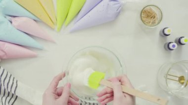 Adım adım. Düz yatıyordu. Paskalya şekerli kurabiyeleri süslemek için kraliyet kremasını karıştırıyorum..