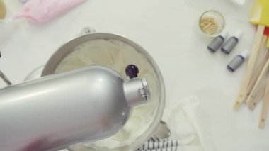 Adım adım. Düz yatıyordu. Paskalya şekerli kurabiyeleri süslemek için kraliyet kremasını karıştırıyorum..