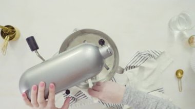 Adım adım. Düz yatıyordu. Paskalya şekerli kurabiyeleri süslemek için kraliyet kremasını karıştırıyorum..