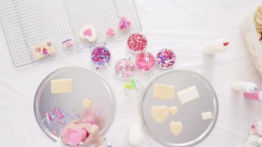 Düz yatıyordu. Adım adım. Küçük kız dekorasyon şekerli kurabiye Kraliyet krema ve çikolata ile Sevgililer günü için dekorasyon.