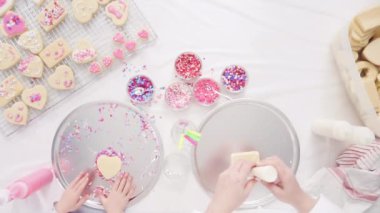 Düz yatıyordu. Adım adım. Küçük kız dekorasyon şekerli kurabiye Kraliyet krema ve çikolata ile Sevgililer günü için dekorasyon.