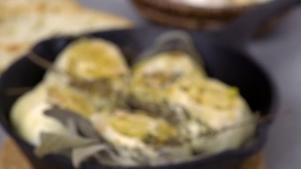 鋳鉄のフライパンでスパイスで作られたローストガーリックスプレッドレシピ — ストック動画