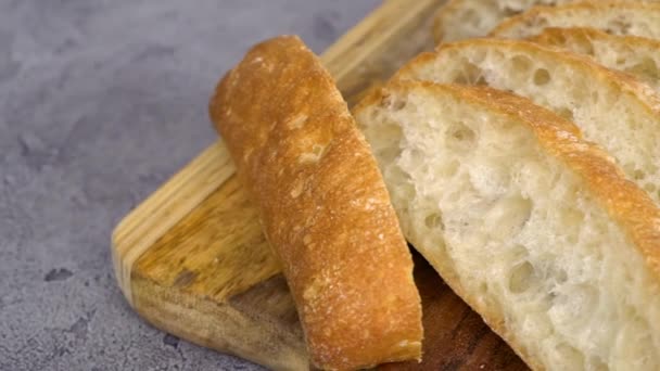 Szeletelt Kenyér Frissen Sült Ciabatta Kenyérből Szürke Asztalon — Stock videók