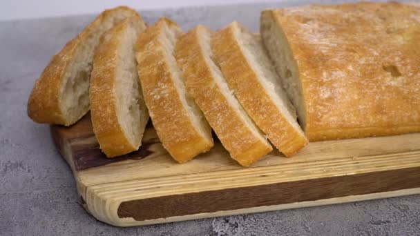 Нарезанный Хлеб Свежеиспеченного Чиабатта Сером Столе — стоковое видео