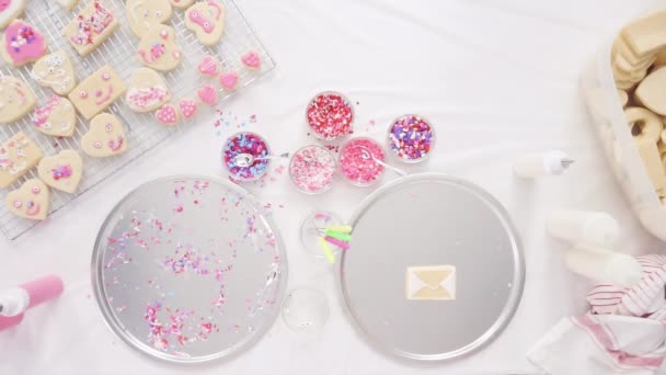 Lapos Feküdt Lépésről Lépésre Kislány Díszítő Királyi Jegesedés Sprinkles Díszítő — Stock videók