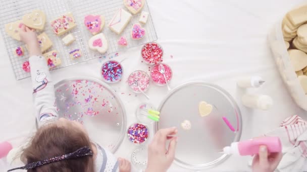 Lapos Feküdt Lépésről Lépésre Kislány Díszítő Királyi Jegesedés Sprinkles Díszítő — Stock videók