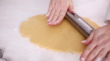 Adım adım. Metal oklava ile şeker kurabiye hamuru haddeleme.