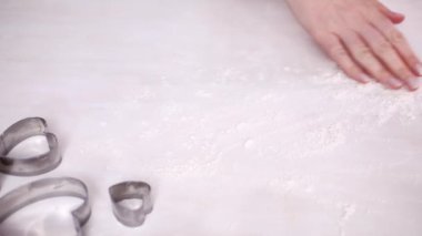 Adım adım. Metal oklava ile şeker kurabiye hamuru haddeleme.