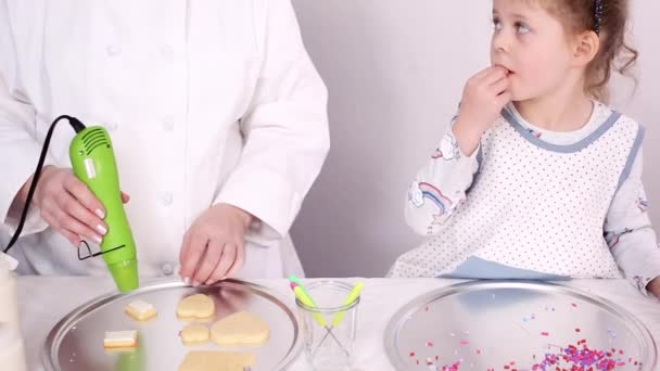 Steg För Steg Dekorerar Sugar Cookies Med Royal Glasyr Och — Stockvideo