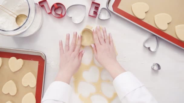 平躺着 一步一步 用饼干切割机切割糖饼干面团的形状 — 图库视频影像