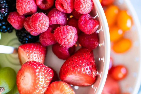 Queso y plato de frutas — Foto de Stock