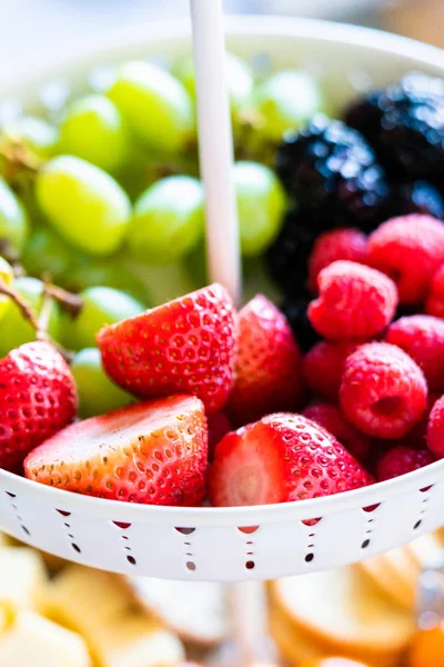 Ost och frukt tallrik — Stockfoto