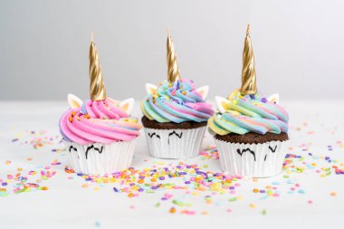 Tek boynuzlu at cupcakes