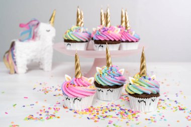 Tek boynuzlu at cupcakes