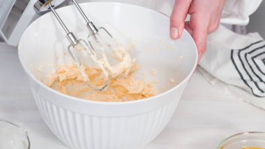 Vanilyalı kek yapıyorum.