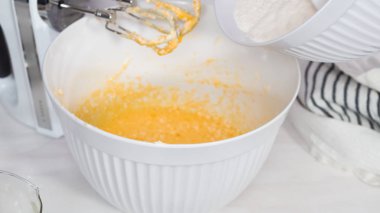 Vanilyalı kek yapıyorum.