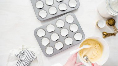 Vanilyalı kek yapıyorum.