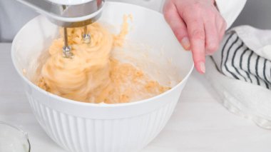 Vanilyalı kek yapıyorum.