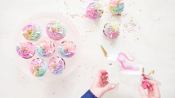 Bakning enhörning muffins — Stockfoto