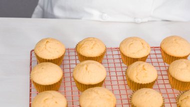 Vanilyalı kek yapıyorum.