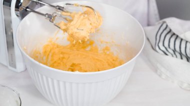 Vanilyalı kek yapıyorum.