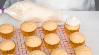 Vanilyalı kek yapıyorum.