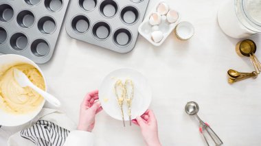 Vanilyalı kek yapıyorum.