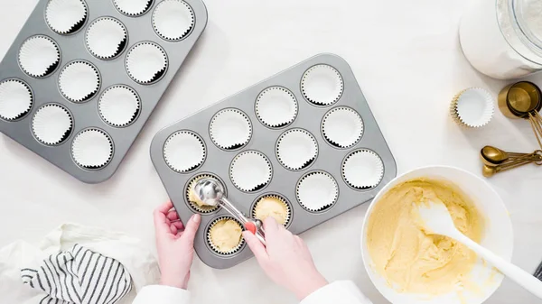 Bakning vaniljmuffins — Stockfoto