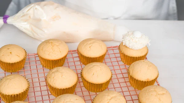 Pečení vanilkových dortíků — Stock fotografie