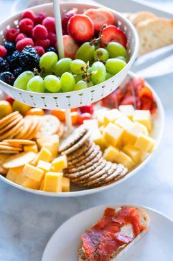 Peynir ve meyve tabağı