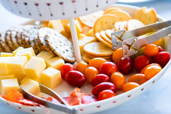 Ost och frukt tallrik — Stockfoto