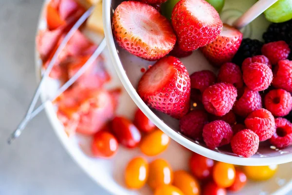 Assiette au fromage et fruits — Photo