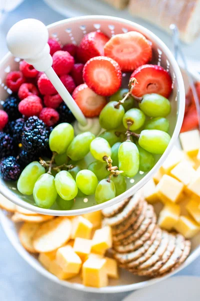 Queijo e prato de frutas — Fotografia de Stock